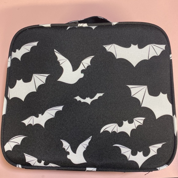 Bat makeup case with handle - Picture 2 of 4
